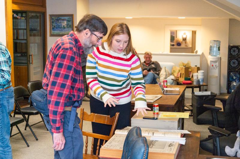 Bird News columnist Robert Culbert talking with Vineyard Gazette reporter Gwyn Skiles.